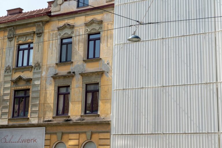 Jahrhundertwendehaus neben Neubau in der Penzinger Sraße