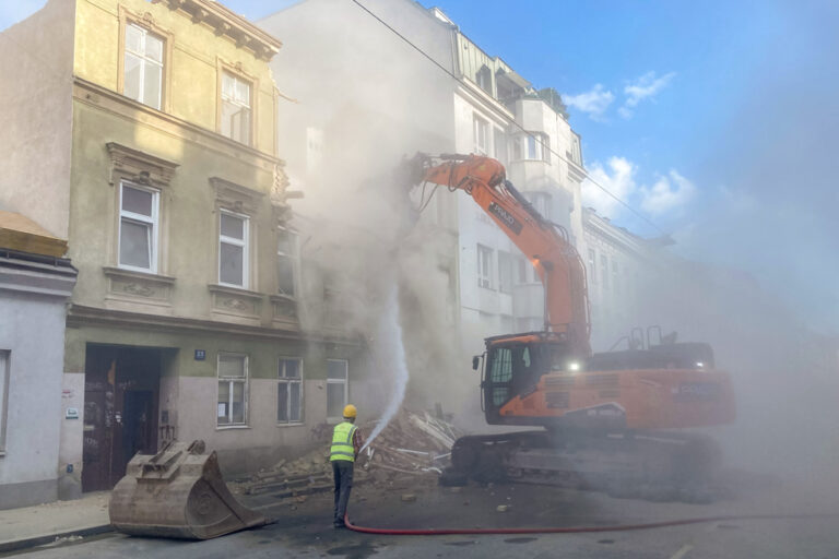 Gründerzeithaus in der Römergasse wird abgerissen, Bagger