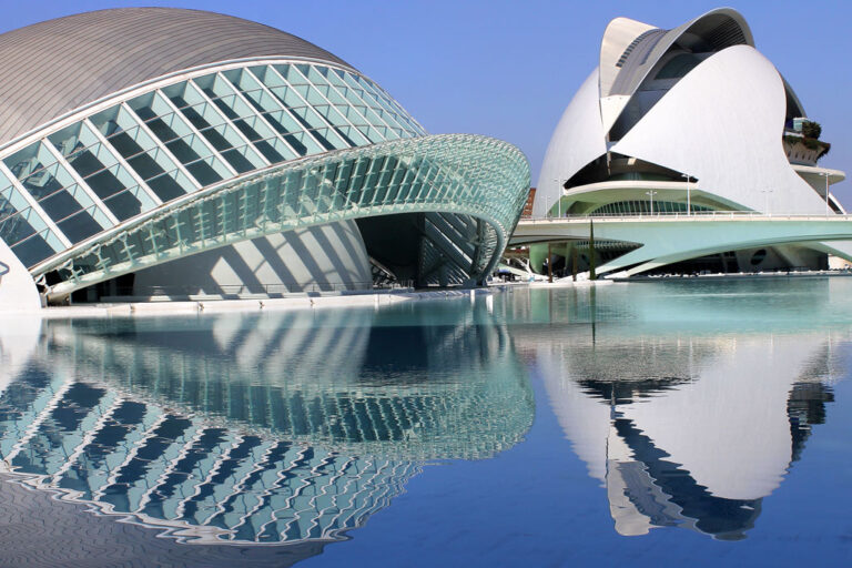 moderne Architektur in Valencia/Spanien, Reflexionen im Wasser