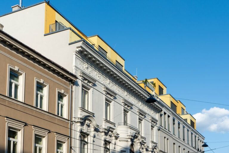 Gründerzeithäuser in der Breitenseer Straße mit Dachausbau