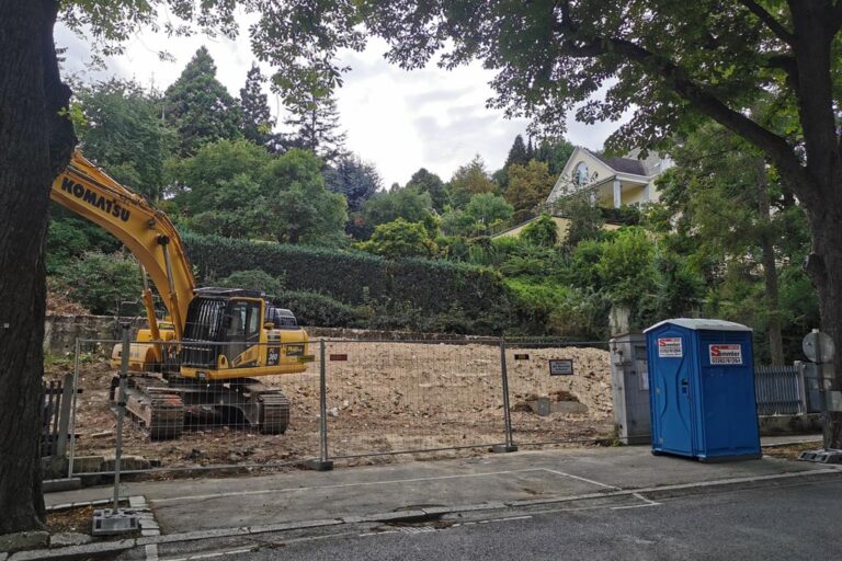 Baustelle nach Abriss im 19. Bezirk, Bauzaun, Bagger