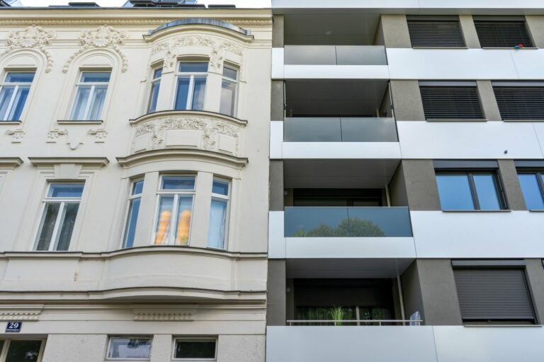 Altbau neben Neubau