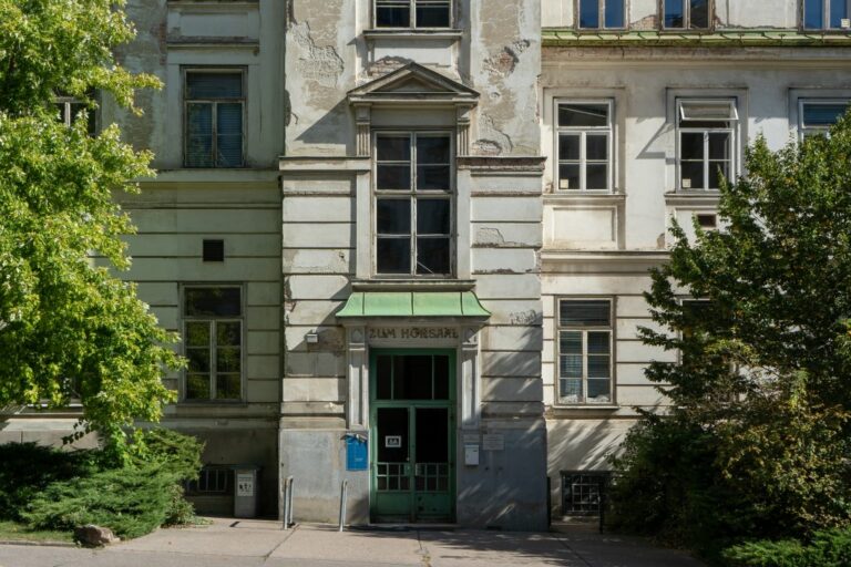 "Zum Hörsaal", Eingang in die Kinderklinik