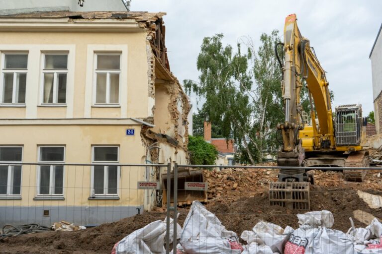 Abriss eines alten Hauses in Wien, Bagger, Baustelle, Schutt, Bauzaun