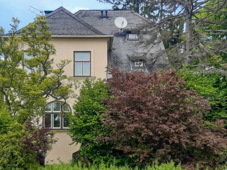 Villa in Wien-Penzing hinter Bäumen