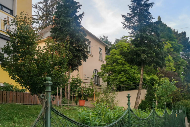 Villa in Wien-Penzing, Bäume, Zaun, Grünflächen, Garten