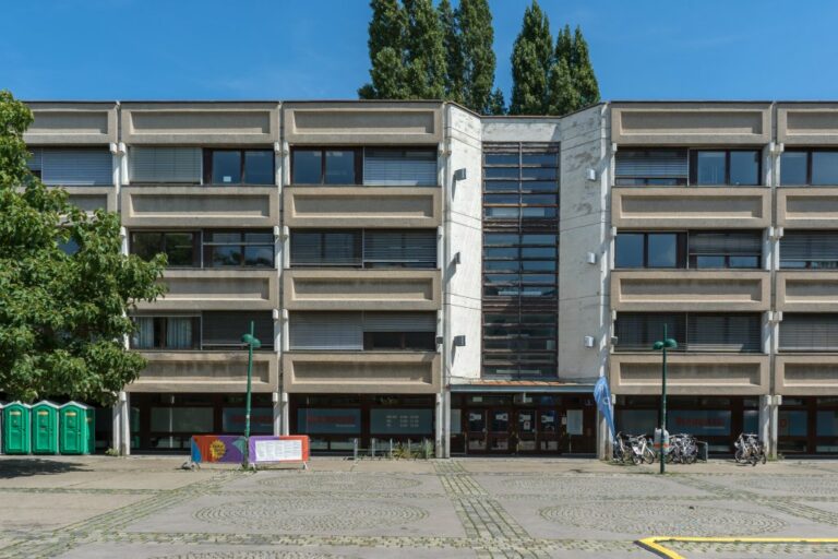 Bezirkszentrum Kagran, 1960er-Jahre-Architektur, Bürohaus