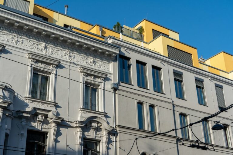 Gründerzeithäuser in der Breitenseer Straße mit Dachausbau