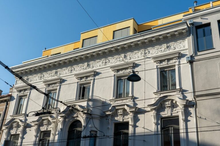 Altbau mit reich dekorierter Fassade, Dachausbau