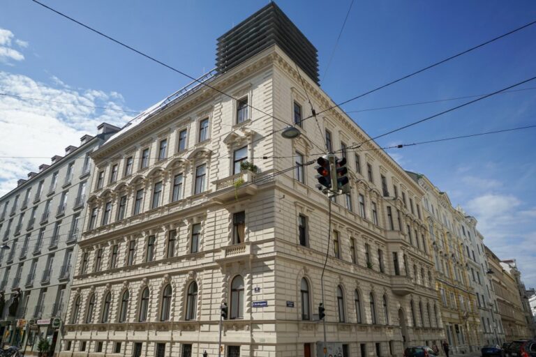 Gründerzeithaus mit historistischem Fassadendekor und Dachausbau in Wien-Landstraße