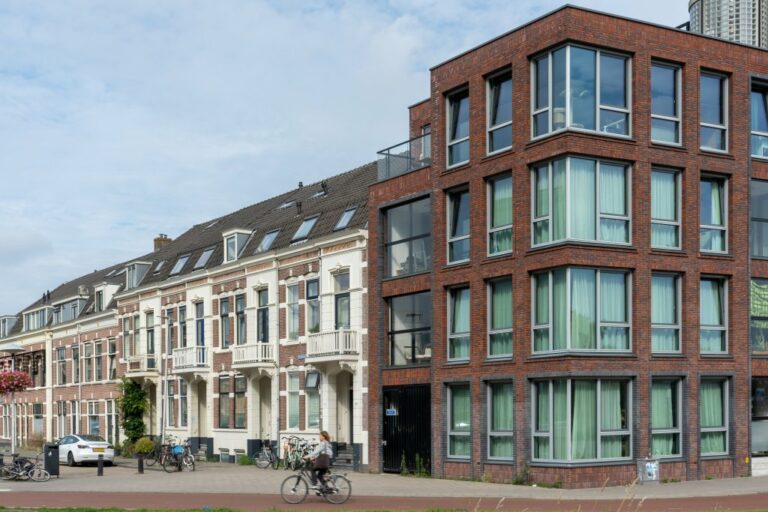 alte Gebäude und modernes Wohnhaus in Utrecht, Radfahrerin