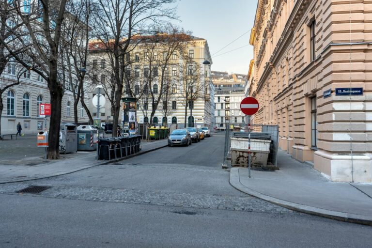 Platz hinter dem Bezirksamt Rudolfsheim-Fünfhaus