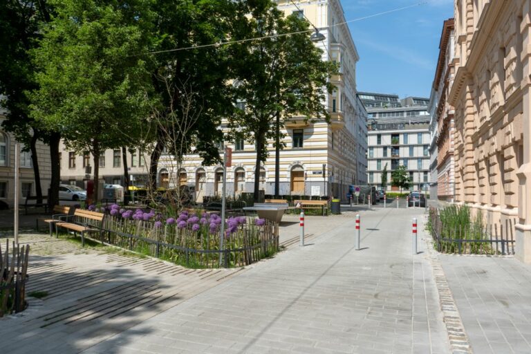 Platz in Wien mit blühenden Pflanzen, Bäumen, Häuser, autofreie Fläche