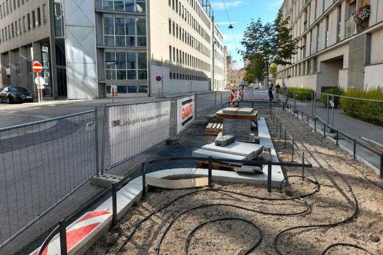 Baumscheibe wird errichtet, Wasserleistungen, Absperrgitter, Baustelle