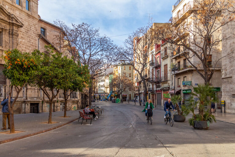 Plaça del Mercat in Valencia vor dem Umbau, zwei Radfahrer