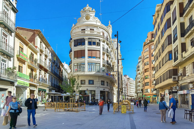 Fußgängerzone in Valencia, Jugendstilgebäude, Personen, Baustelle