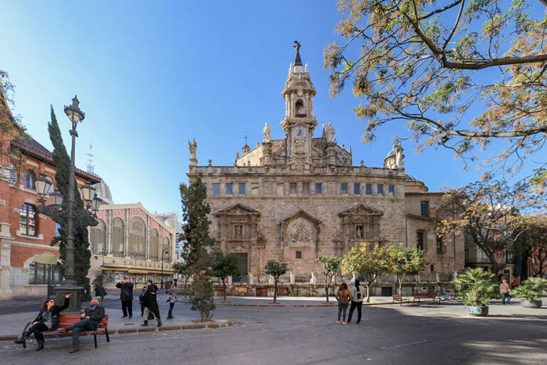Kirche, Plaça del Mercat, Fußgänger, Bäume, Markthalle