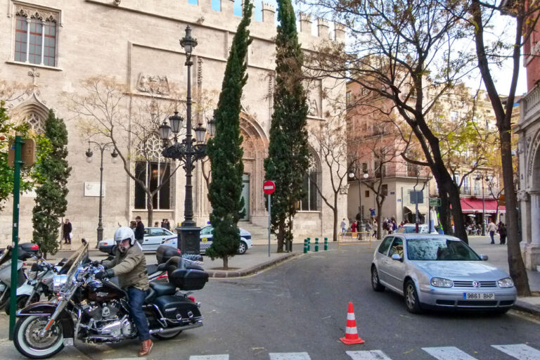 Platz vor der historischen Seidenbörse in Valencia