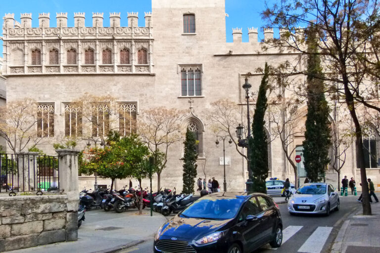 Straße, Autos, Bäume, historisches Gebäude