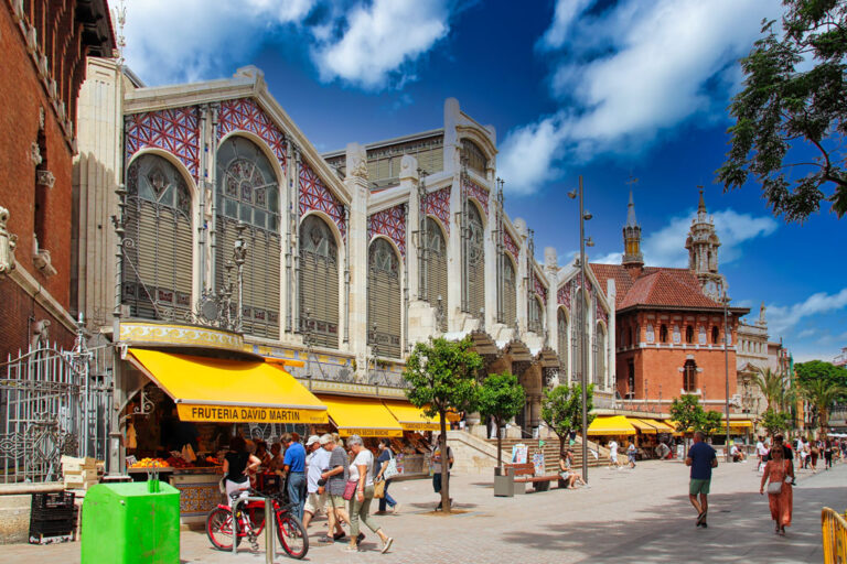 Fußgängerzone vor der Markthalle von Valencia