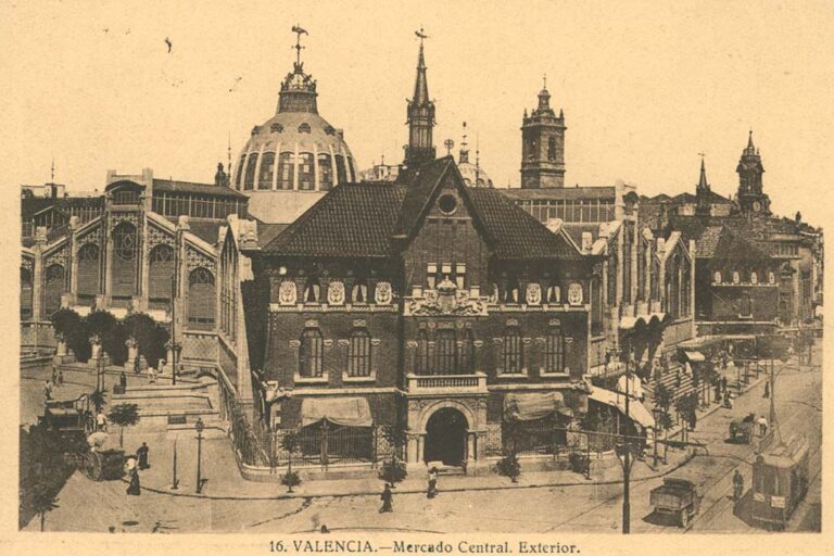 historische Aufnahme der Markthalle in Valencia, Straßenbahnen, Jugendstilgebäude