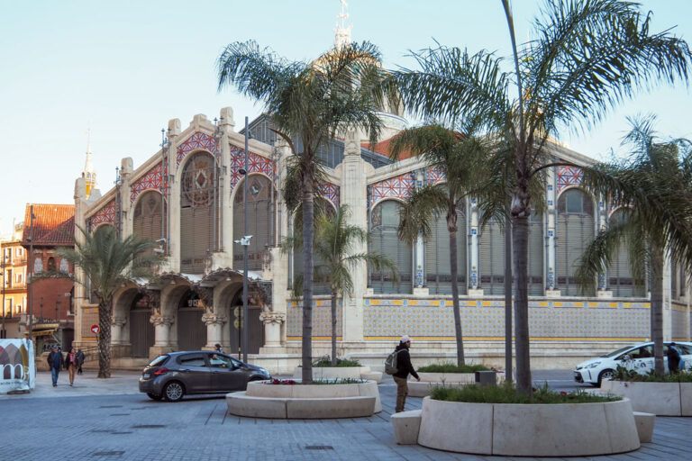 Markthalle in Valencia mit neu eingesetzten Palmen, Autos, Personen