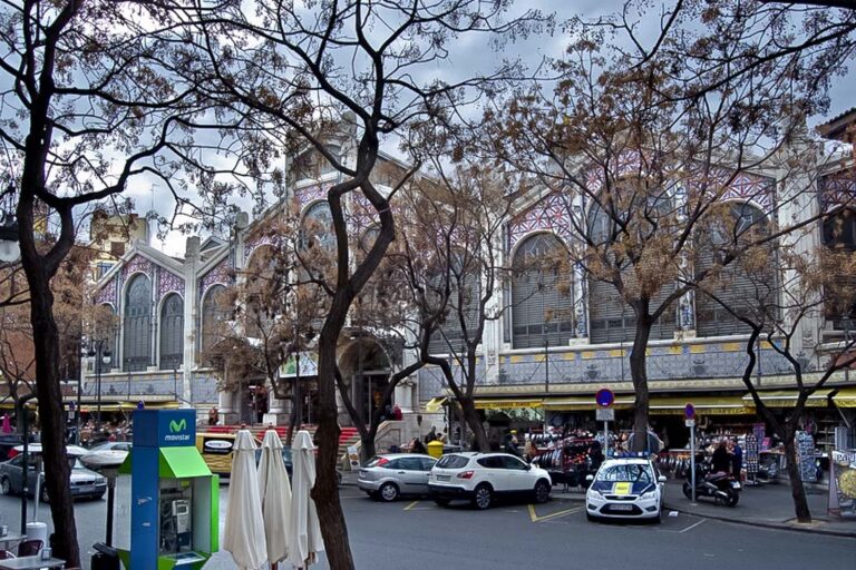 Markthalle in Valencia, Bäume, Autos, Straße, Verkaufsstände
