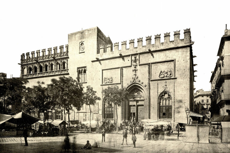 historische Fotoaufnahme eines Gebäudes an der Plaça del Mercat