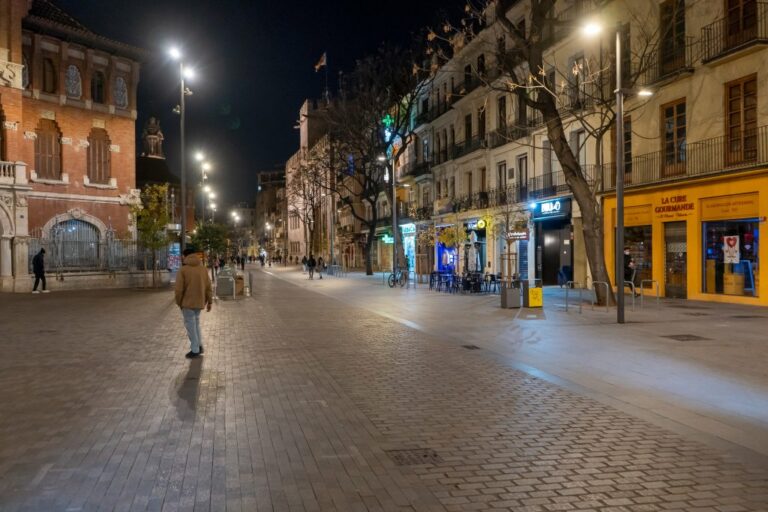 Fußgängerzone in der Plaça del Mercat am Abend