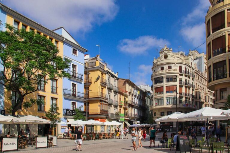 Platz in Valencia mit Gastgärten