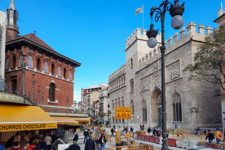 Baustelle in Valencia, Markthalle, Lonja de la Seda, Straßenlaterne, Schilder