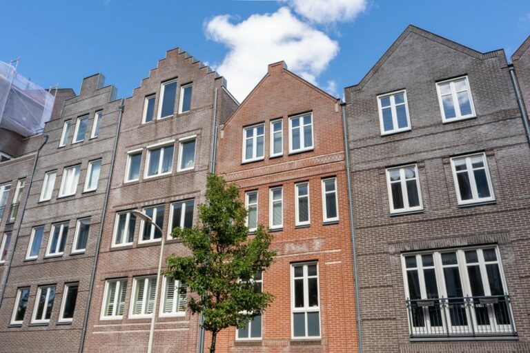 Häuserzeile mit Neubauten in Den Haag