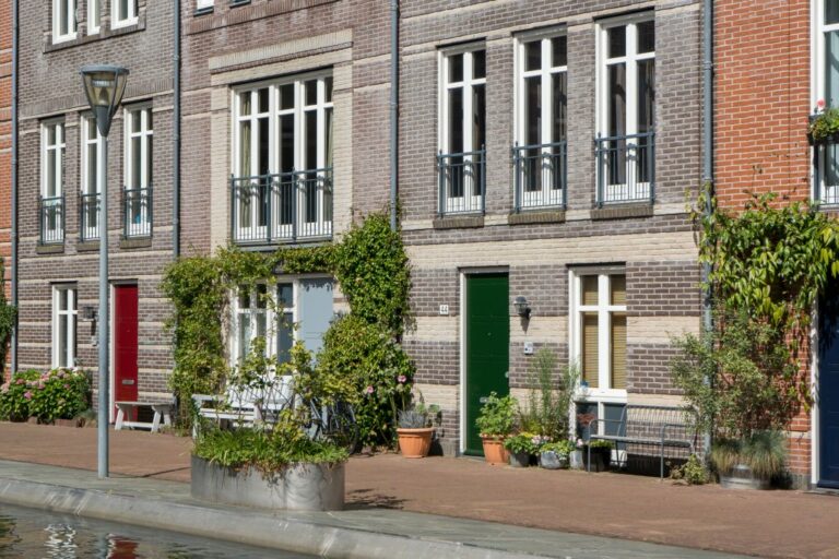 Wohnhäuser im Stil der Postmoderne in Den Haag