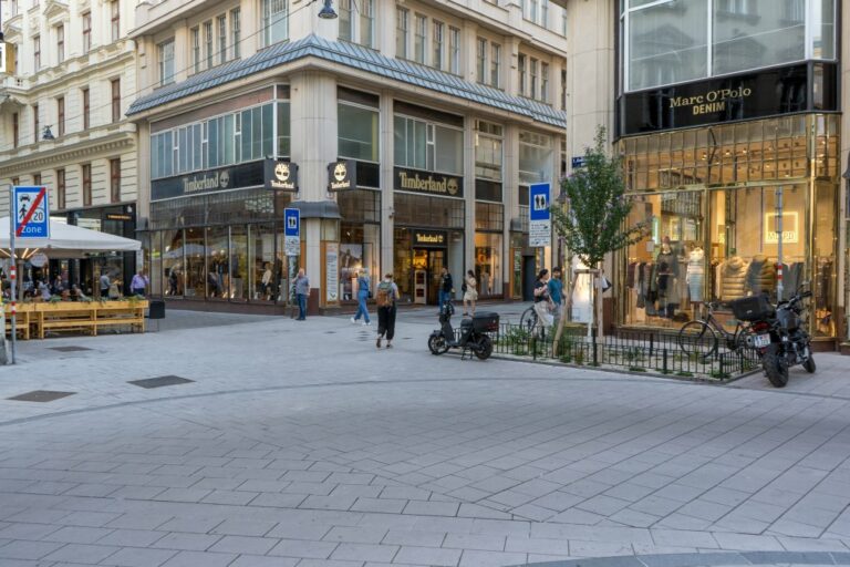 verkehrsberuhigte Straßen, historische Gebäude, Geschäfte, Leute