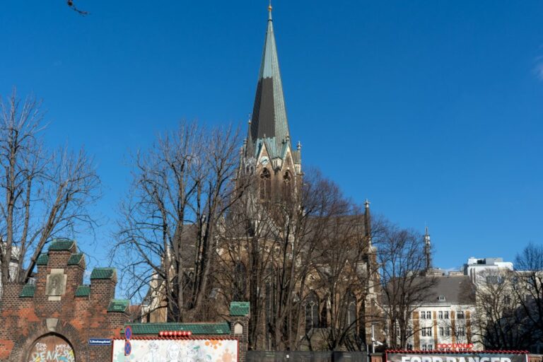 Kirche, Bäume