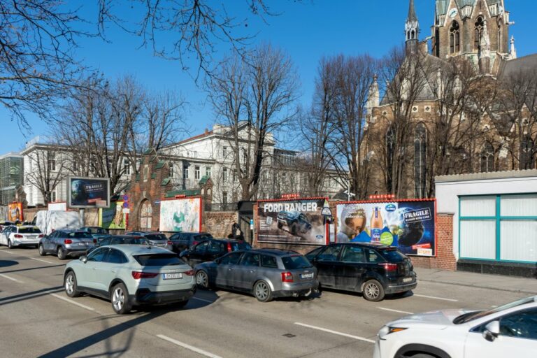 Autoverkehr vor einer Kirche am Gürtel in Wien