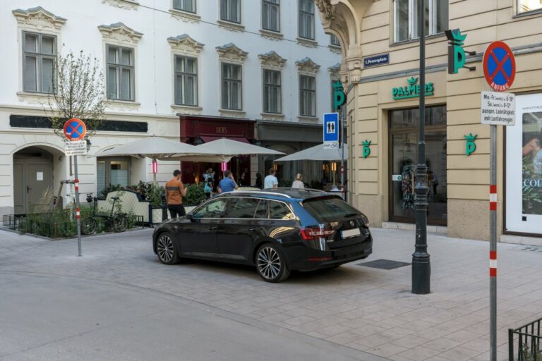 Auto parkt am Petersplatz