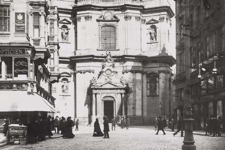 historische Fotoaufnahme der Peterskirche, Passanten, Geschäfte