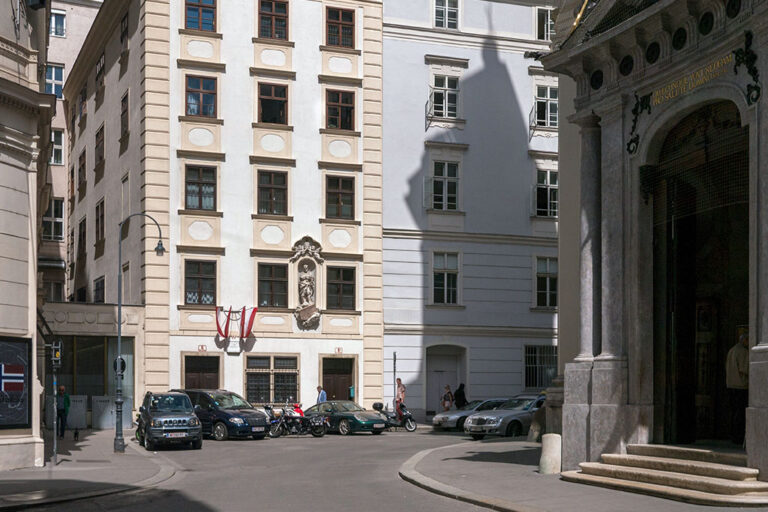 Petersplatz, historische Gebäude, Kirche, Autos