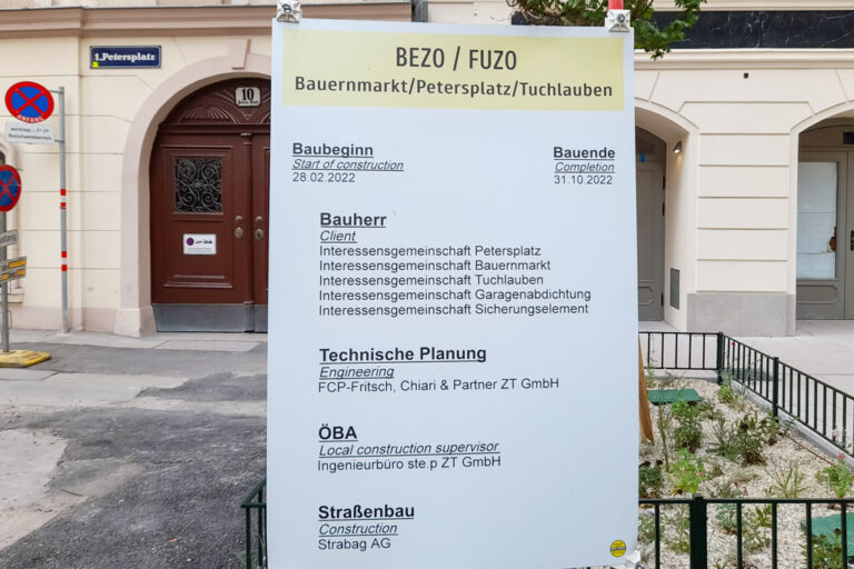 Schild "BEZO/FUZO Bauernmarkt/Petersplatz/Tuchlauben"