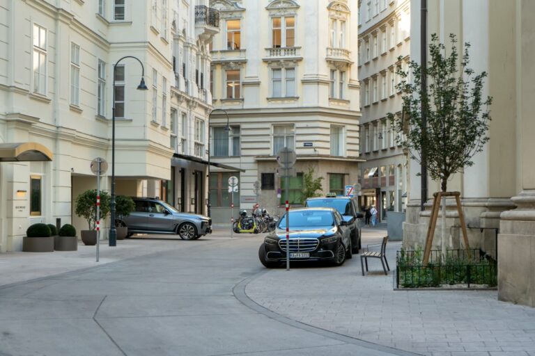 Petersplatz, parkende Autos, alte Häuser