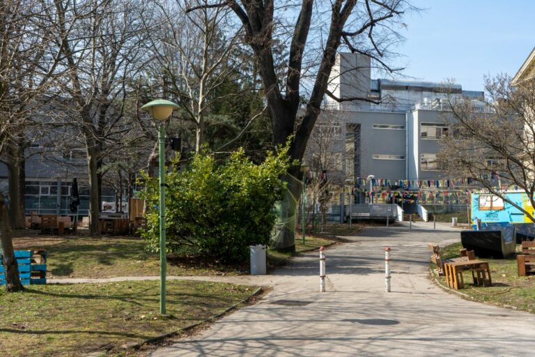 Park auf einem ehemaligen Krankenhausgelände in Wien-Neubau