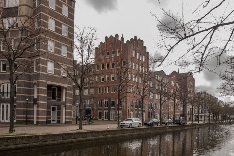 Wohnhäuser in Den Haag an einem Kanal, Bäume, Autos