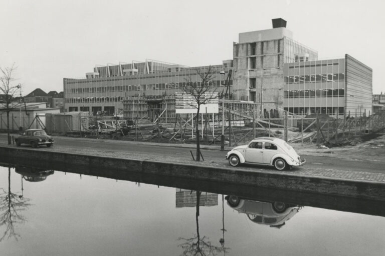 Gebäude wird errichtet, VW Käfer, Kanal