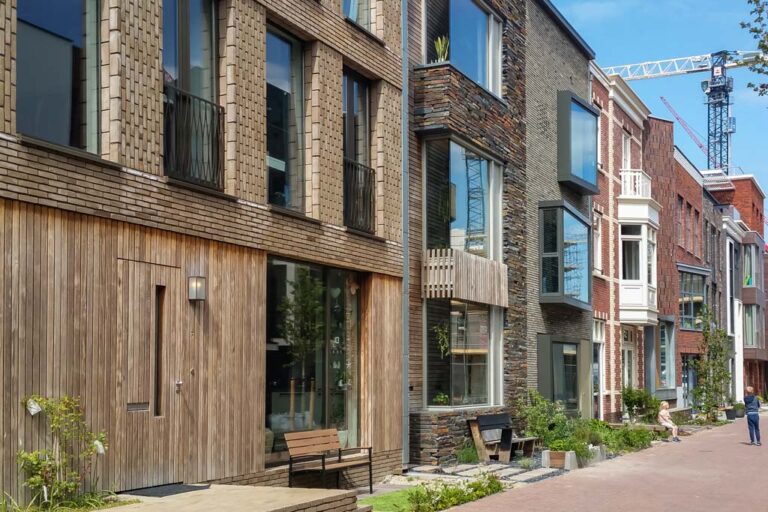 Zeile mit Neubauten in unterschiedlichen Stilen in Coendersbuurt, Delft