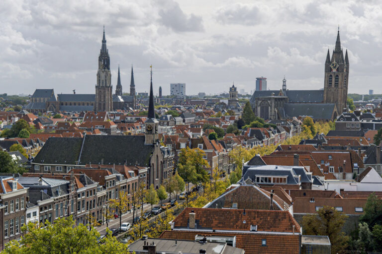 Blick auf die Altstadt von Delft, Kirchen, Kanal, alte Häuser, Bäume
