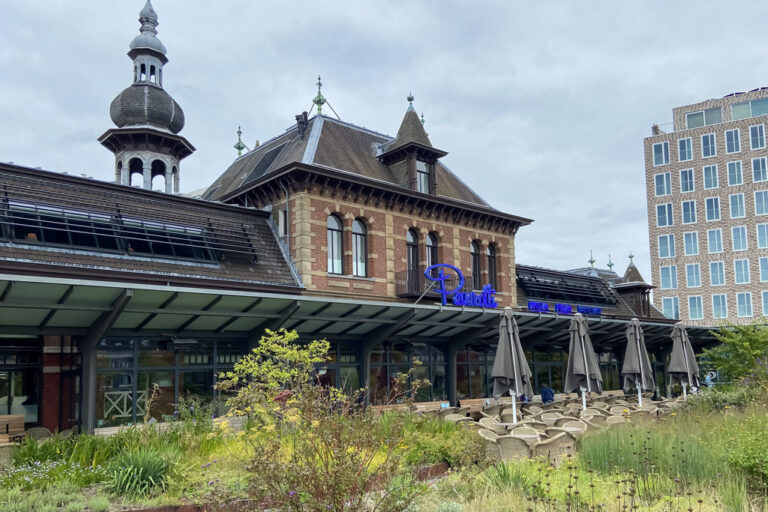 historisches Bahnhofsgebäude von Delft nach dem Umbau, Gastgarten, Begrünung