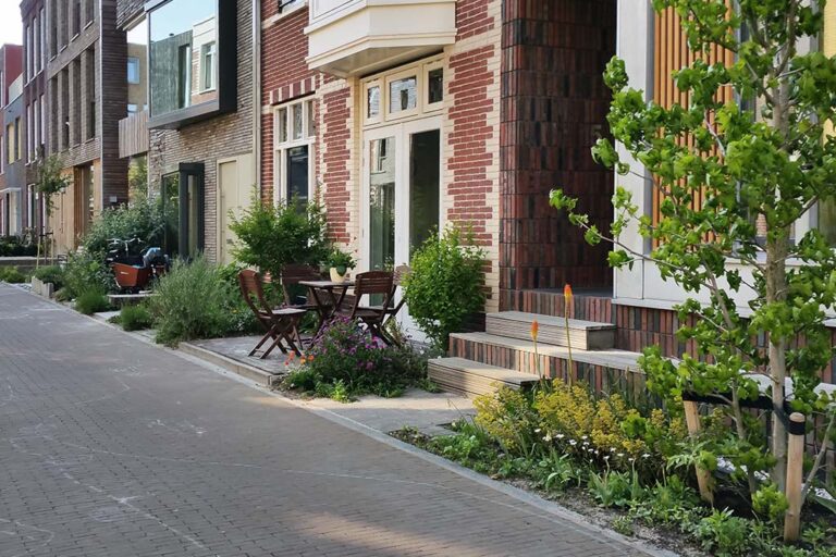 Grünflächen vor Reihenhäusern in einem Neubaugebiet von Delft
