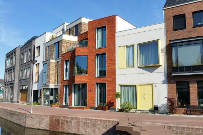 kleine Wohnhäuser mit unterschiedlichen Höhen und Fassadengestaltungen in Delft, Niederlande