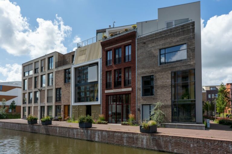 Neubauten an einem Kanal in Delft